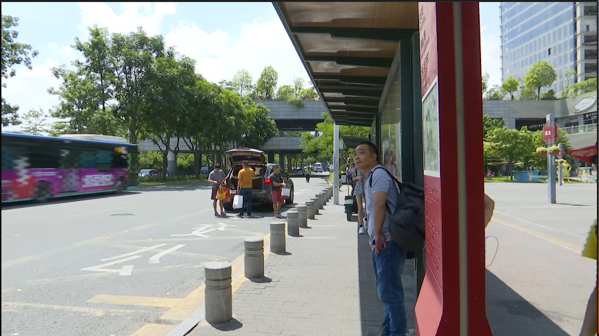 新闻路上说说说丨市民反映深圳北站附近违停载客成风，导致路况堵塞