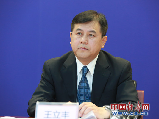 原国家食药监总局药品化妆品注册管理司司长王立丰接受调查
