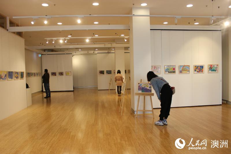 稚嫩画笔绘出物理世界 国际儿童绘画展亮相悉尼