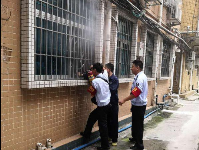火穿锅底冒浓烟，3名网格员隔窗接力灭火获点赞