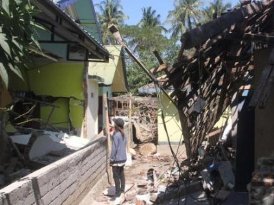 印尼龙目岛强震致347人死亡 灾区急需救援物资