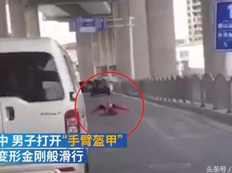 令人窒息的操作!男子高架上贴地飞行似“王者”,下一秒……