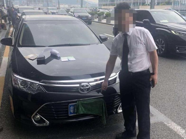 滴滴快车为逃避电子眼抓拍 机场拉客用抹布挡车牌