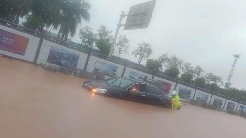 暴雨袭击！深圳道路大面积瘫痪，路困可打0755-83333333向交警求助