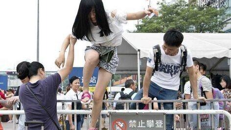 大声喧哗、穿鞋踩椅子……该给孩子补上社会规则这门课