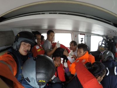 9名外籍船员被困汕头海域 直升飞机顶风冒雨成功施救