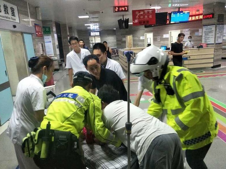 为生命开道！女童头部受伤，盐田交警铁骑紧急护送就医