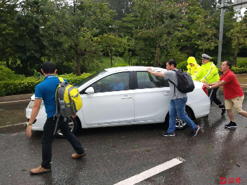 台风过后，东莞街道依然有他们动人的身影