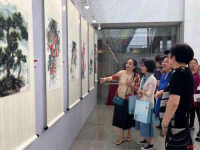 深圳举行老领导老党员庆祝改革开放40周年书画摄影展