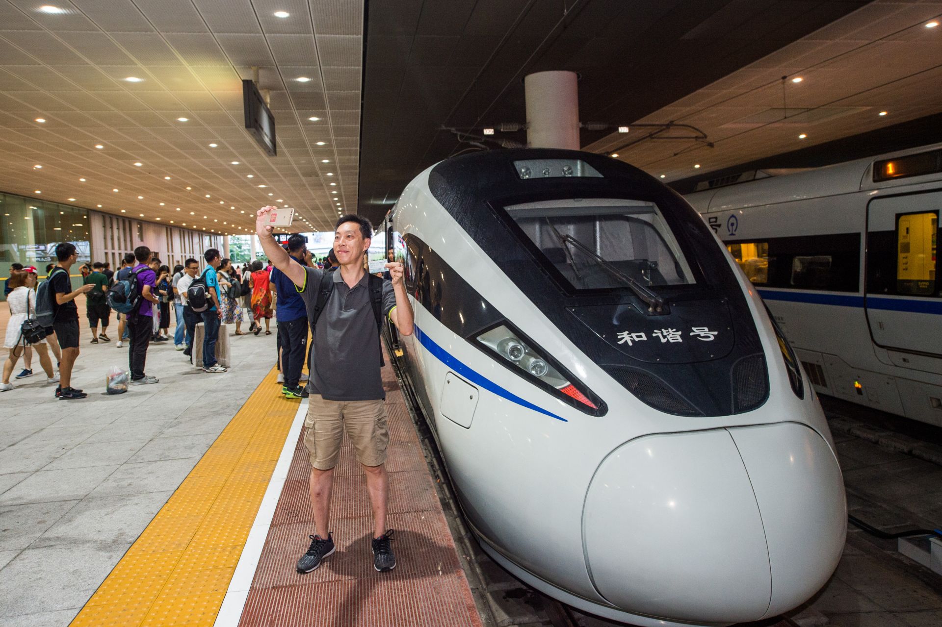 座位还没坐热就到站了！深港旅客体验高铁之快