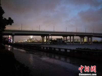 珠江一船走锚与广州琶洲大桥发生碰撞 目前已被拖离
