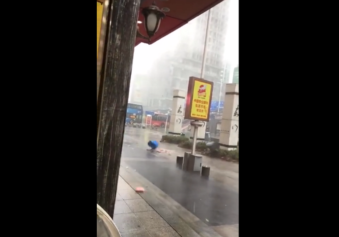 深圳东门一箱钱被“山竹”卷跑了？别转了！真相是… 