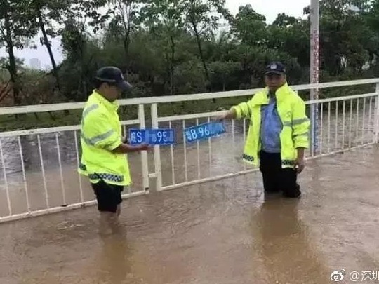 狂风暴雨，粤B车牌一冲就掉了？交警：车牌脱落无关质量 
