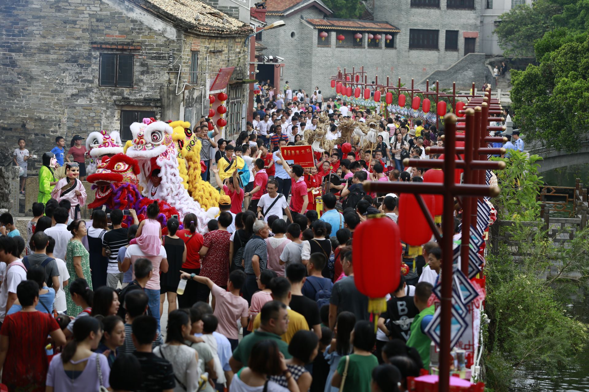 廣場舞展演,龍獅表演,農耕巡遊,清溪客家山歌,大朗木偶戲,中秋遊園