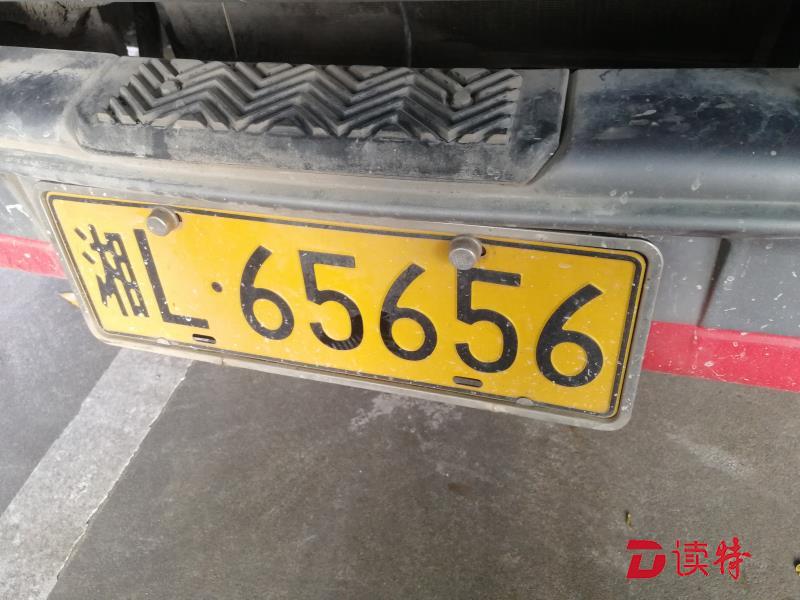 东莞交警逮住6辆安装“活动车牌”违法大货车
