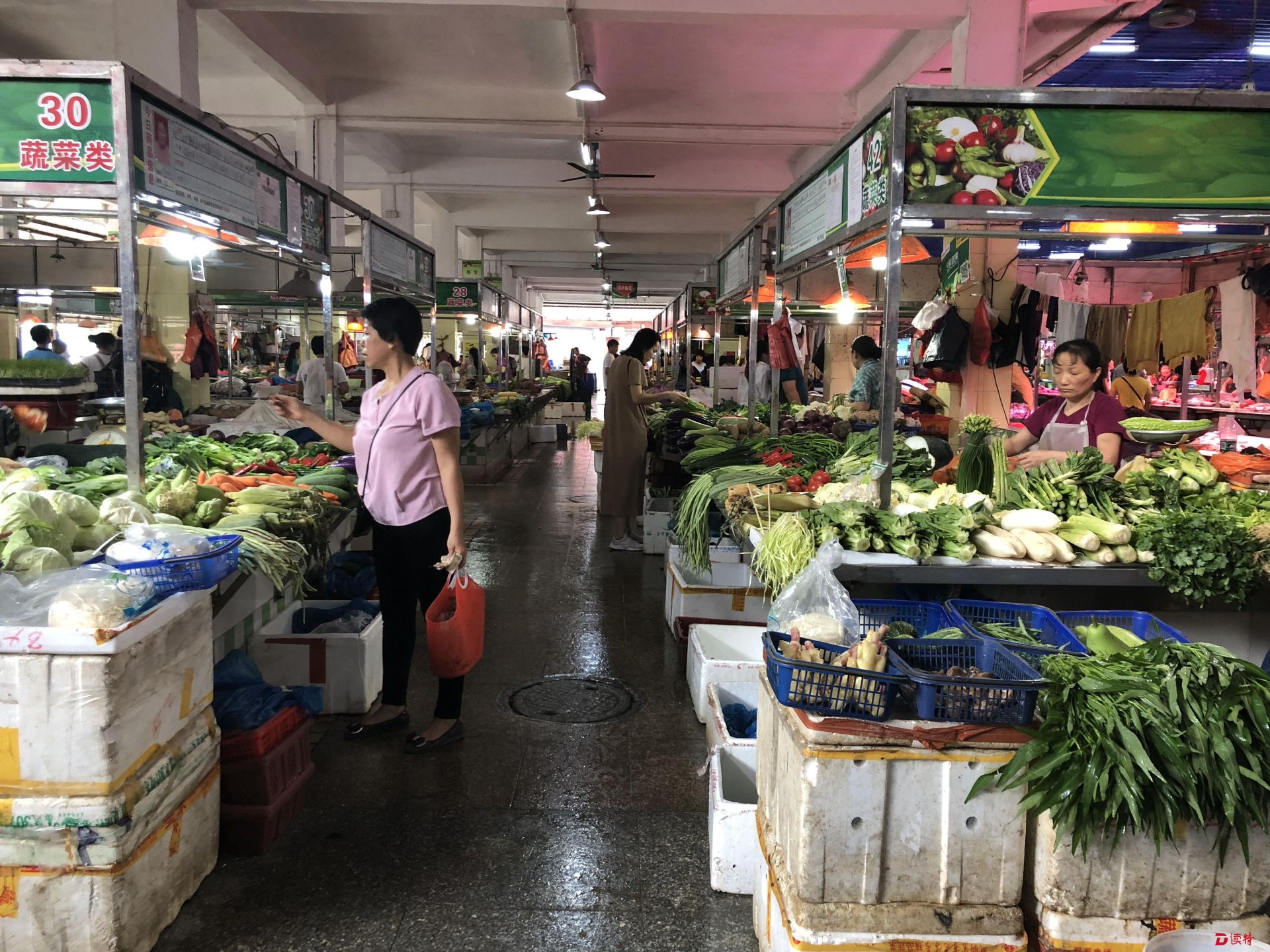 东莞农贸市场忙清库存 肉菜价格上涨