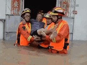 汕头水灾第4天，消防官兵火线转移90岁高龄的受伤老人