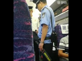 男子脚放动车桌板上并辱骂乘务员 铁路公安介入调查