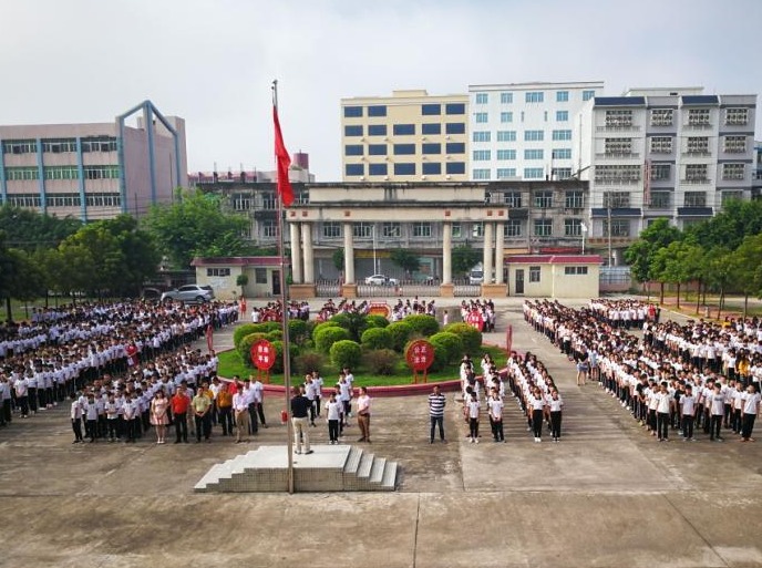 533所中小学如期开学！汕头灾区校园升起五星红旗