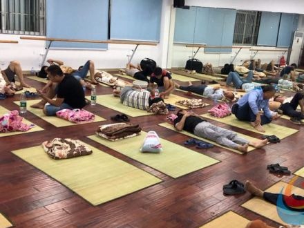 台风肆虐时他带领社区工作人员 在齐腰深的海水中转移350名群众