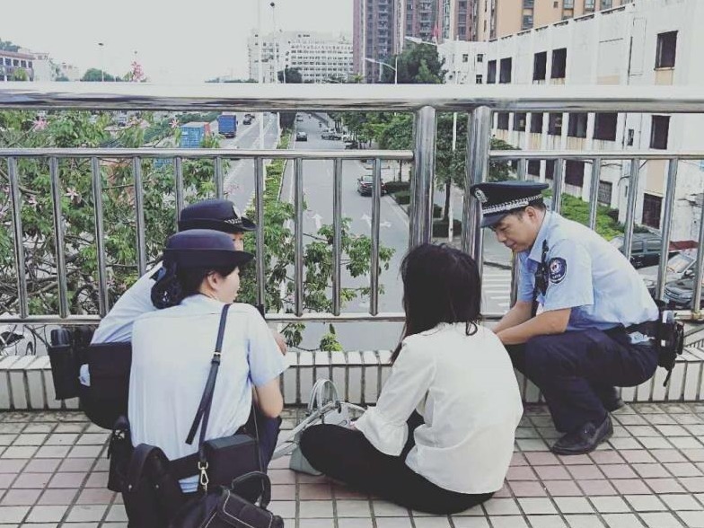家庭原因女子欲跳天桥，燕罗网格员及时出手救人获点赞
