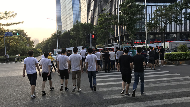 下班高峰路口上演人车抢行“大戏”,深圳过街设施还需更“努力”