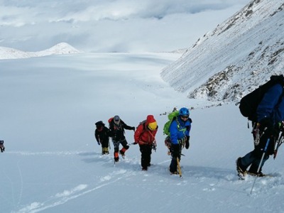 西藏不再给“散客团”发登山许可 不规范易发安全环保问题