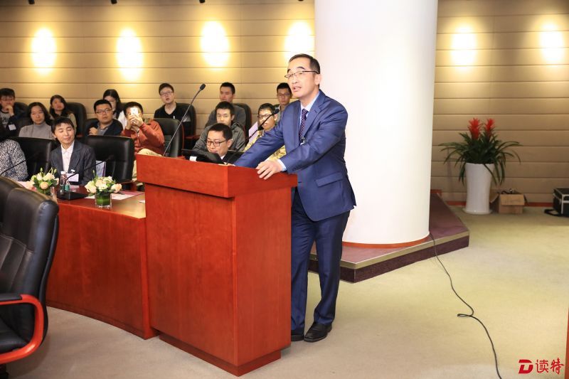 香港中文大学（深圳）副校长、深圳大数据研究院院长罗智泉教授介绍大数据研究院的科研进展