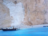 希腊悬崖落石引发巨浪致三条游船倾覆 伤者没有中国游客