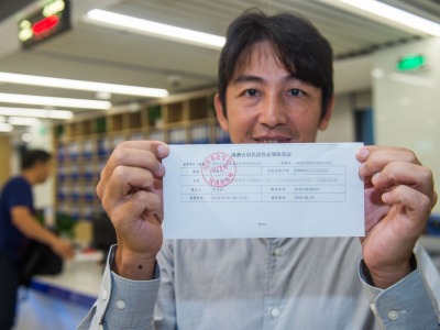 他是深圳领到“港澳台居民居住证领取凭证”的首位台胞！直呼便利！