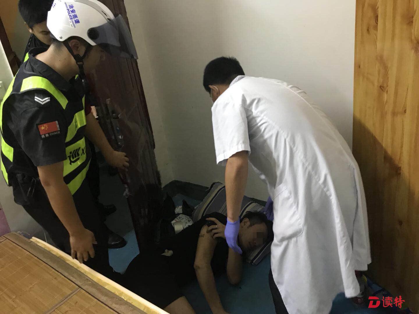 男子中秋前夜烧炭自杀 巡逻队员2分钟撬锁踹门救人