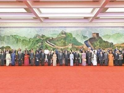 习近平和彭丽媛欢迎出席中非合作论坛北京峰会的外方领导人夫妇