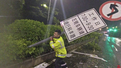 这个风雨夜，“小黄人”又熬了个通宵，为深圳人做这件事