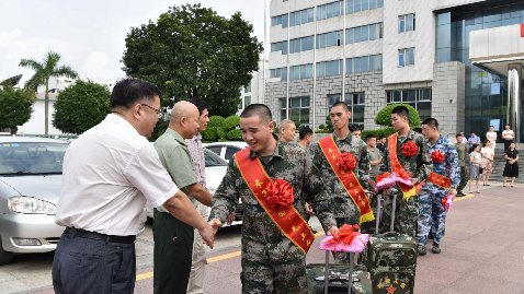坪山街道欢送新兵入伍