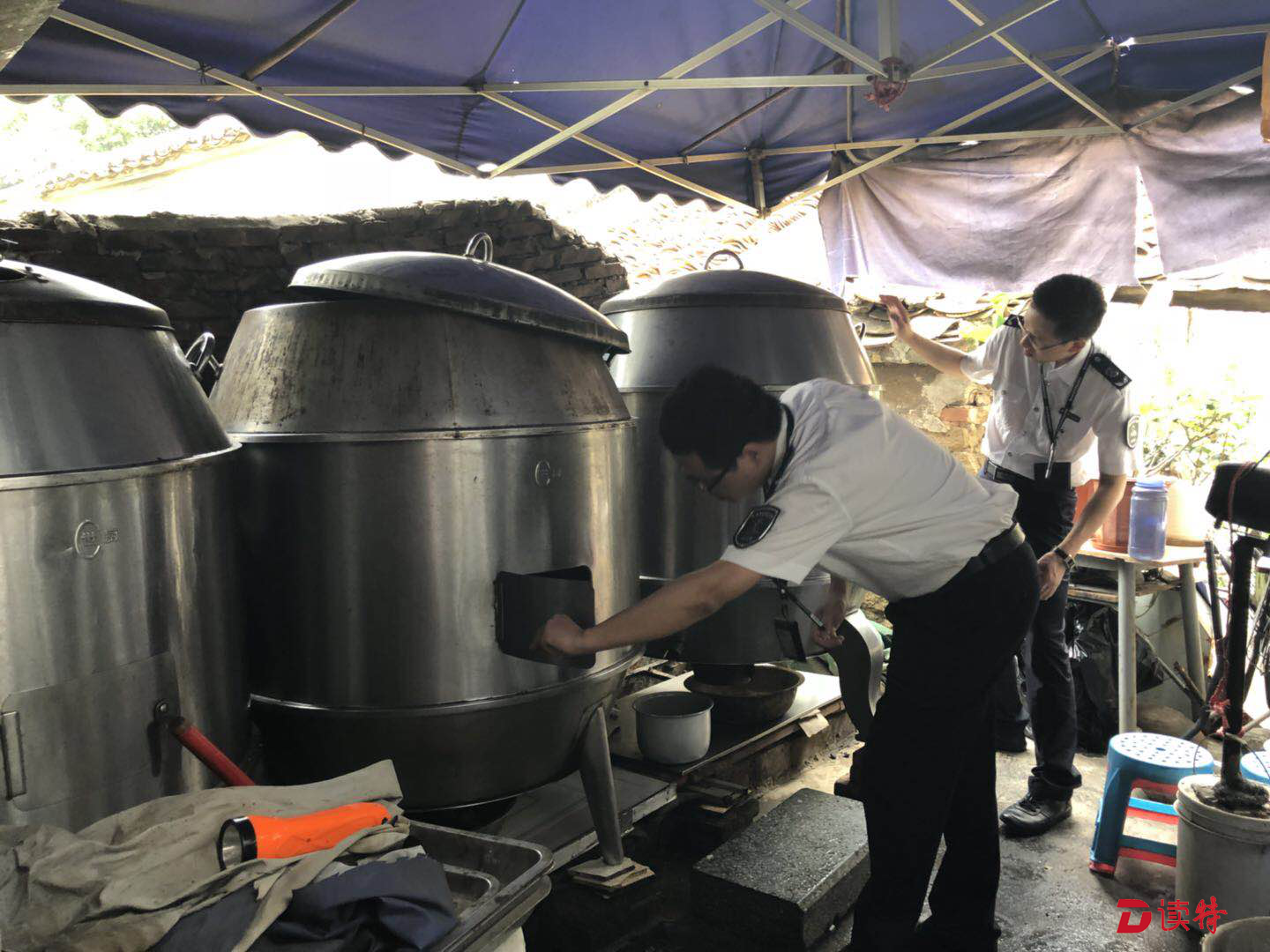 大门紧闭成无证烧腊加工场  违规出租屋被当场查封