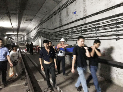 黑暗中他们抬着担架，徒步穿越3.4公里幽深隧道……