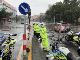 台风来袭！东莞交警护畅