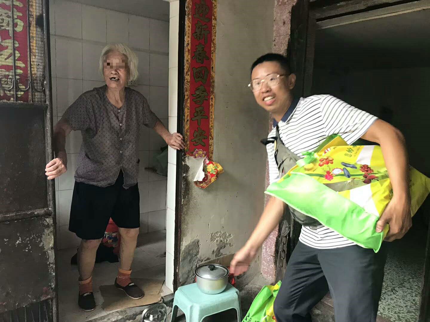 为困苦及流浪人员送上中秋礼物 他们奔波在爱心路上