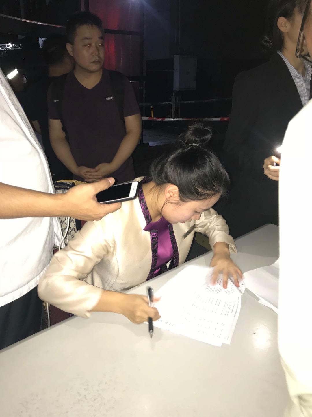 东方银座大厦火灾现场后续｜多辆豪车被砸  现场一片狼藉
