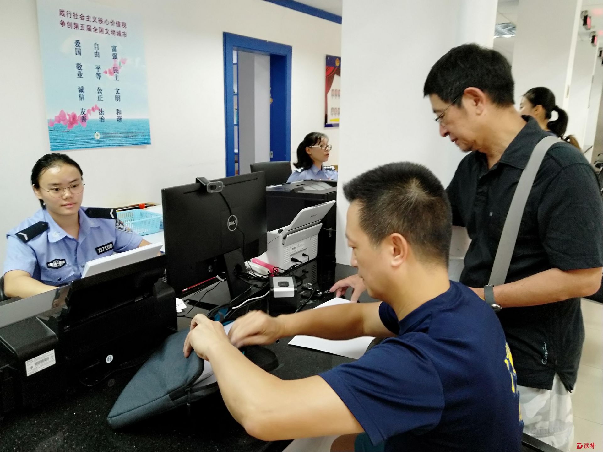 5分钟办好！罗湖开出首张港澳台居民居住证 