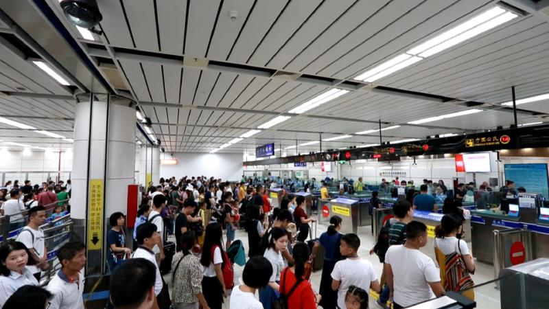 深圳口岸2日出境客“爆棚” 国庆两天迎客130万余人次