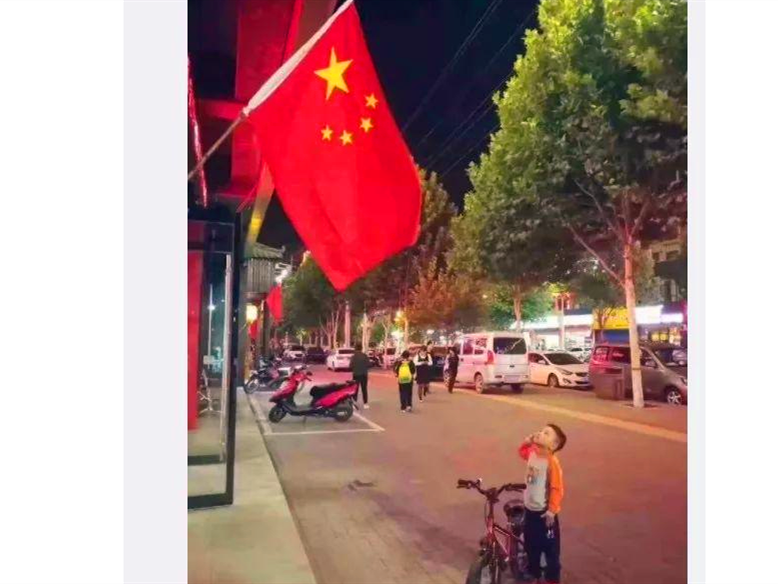 点赞100000+ 夜色中这小小身影，让无数人湿了眼眶