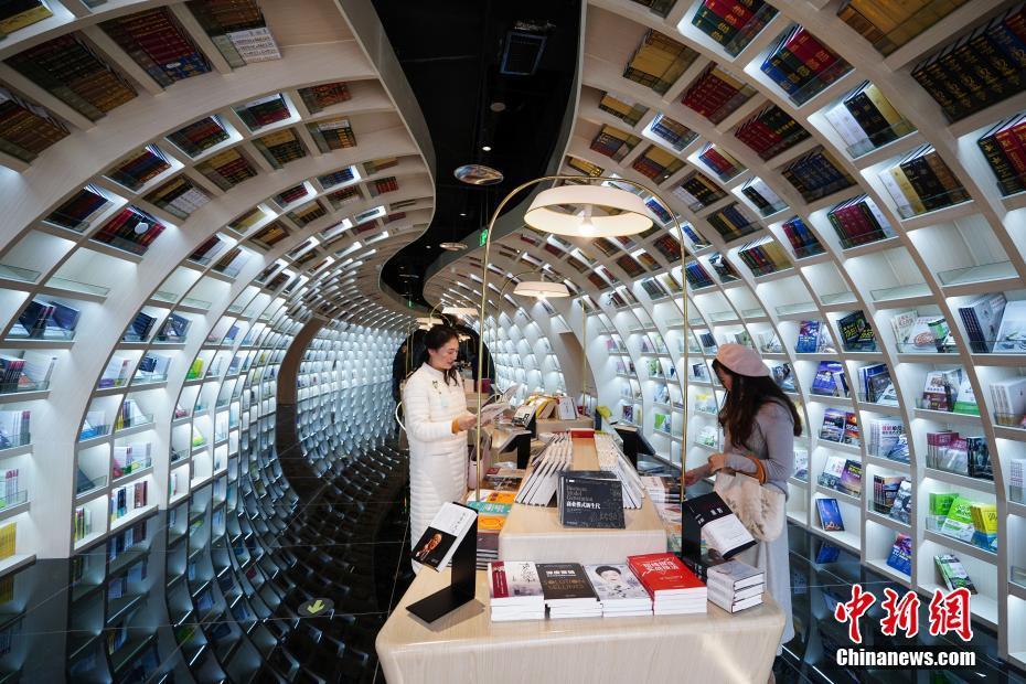贵阳书店设计融入喀斯特地貌！隧道造型令人眼前瞩目 