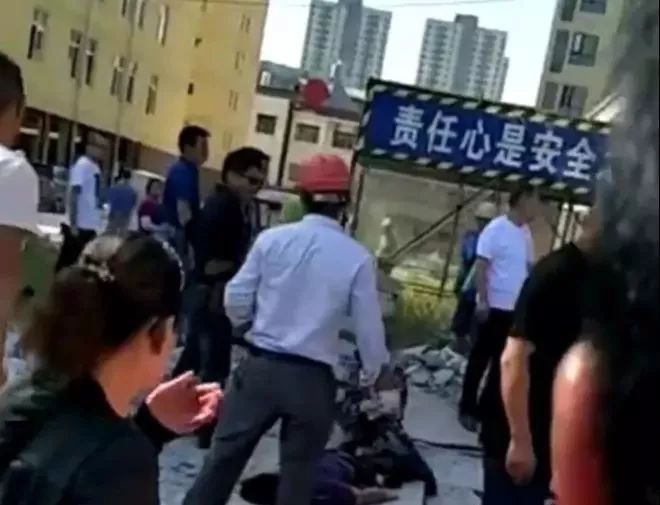 建筑工地上，施工电梯突然高空坠落！3人身亡！