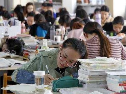 应届生考研成趋势，学历需求催生“再战”考研族