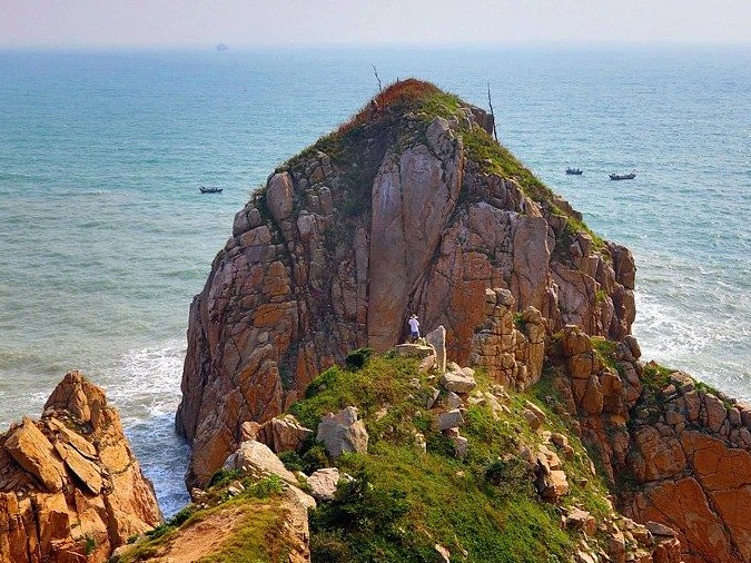 闽渔船台湾海峡沉没，两渔民漂泊一天一夜后获救，仍有11人失联