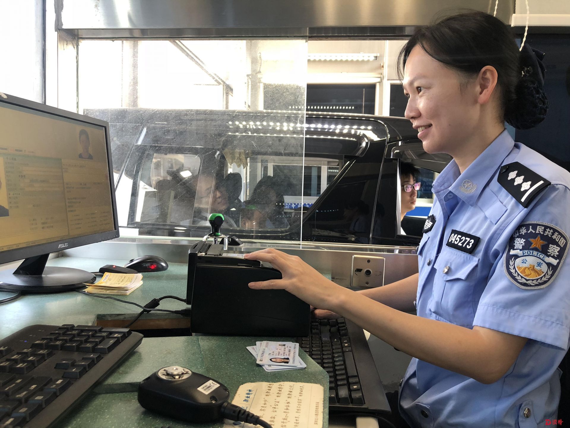 国庆长假深圳湾口岸迎过关高峰 前两日单班次旅客验放破记录