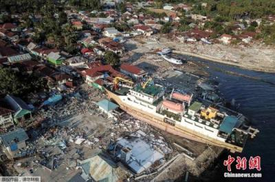 印尼地震海啸已致1558人死亡 救援队持续寻找生还者 
