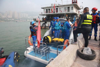 重庆公交坠江事故 | 70多艘船正在坠江水域搜救