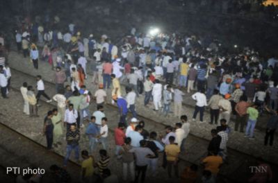 印度火车冲进人群 已致至少59人死亡